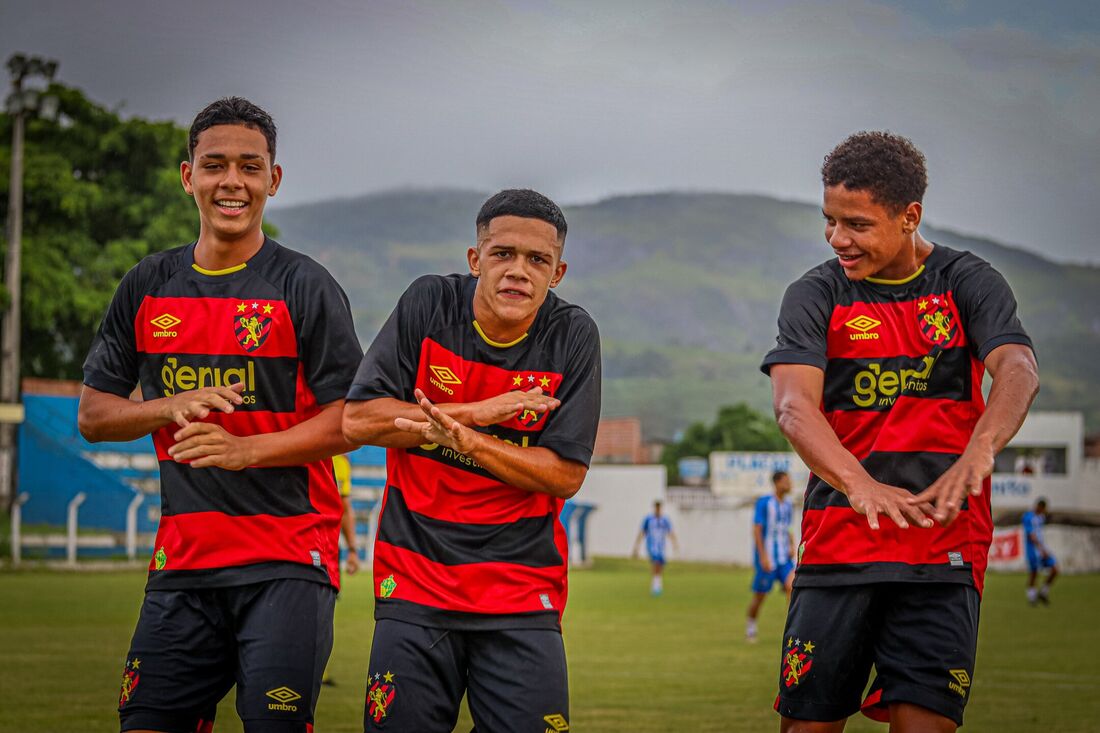 Jogadores do Sport celebram um dos gols sobre o Paysandu