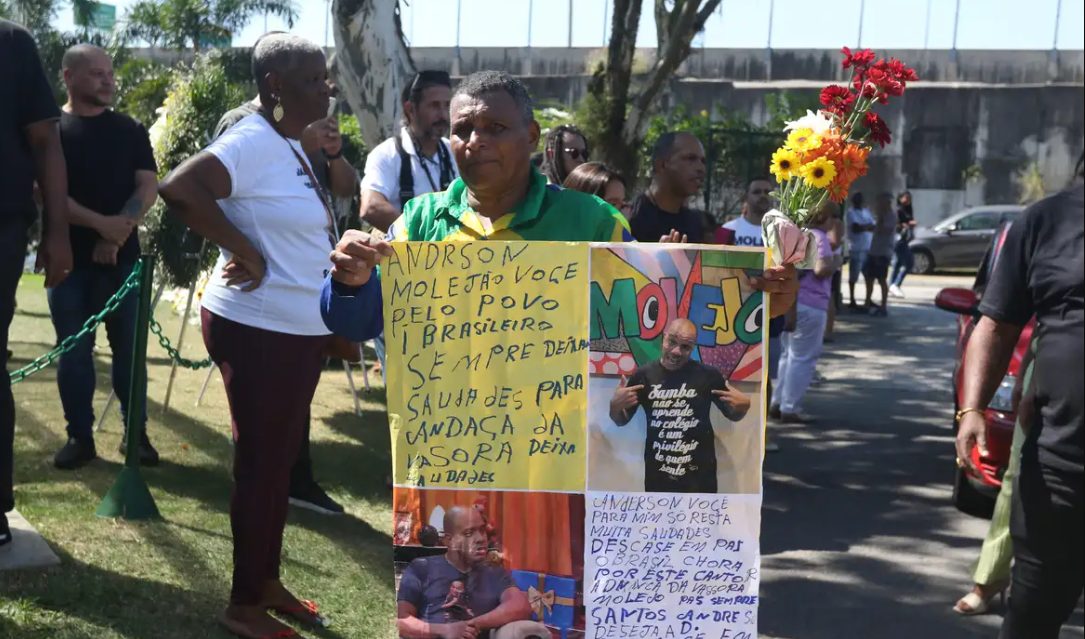 Amigos e familiares se despendem do cantor do Molejo Anderson Leonardo