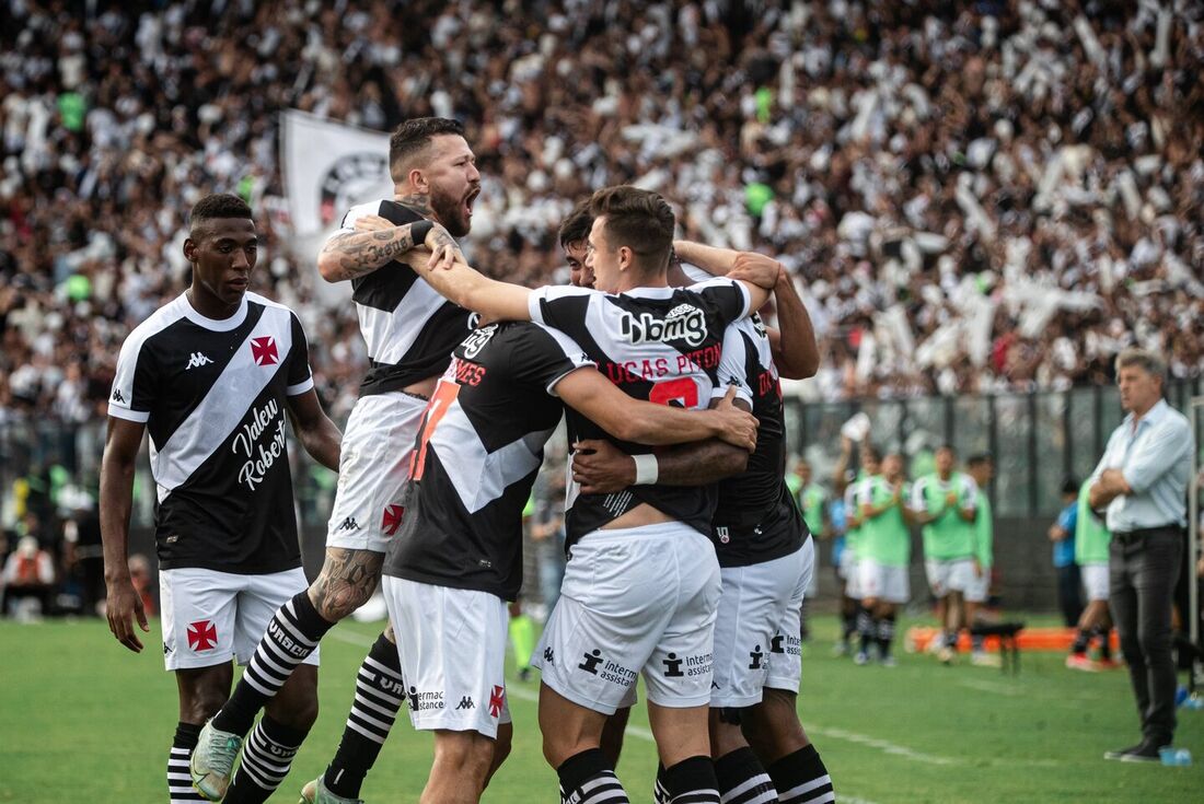 Jogadores do Vasco comemoram um dos gols sobre o Grêmio