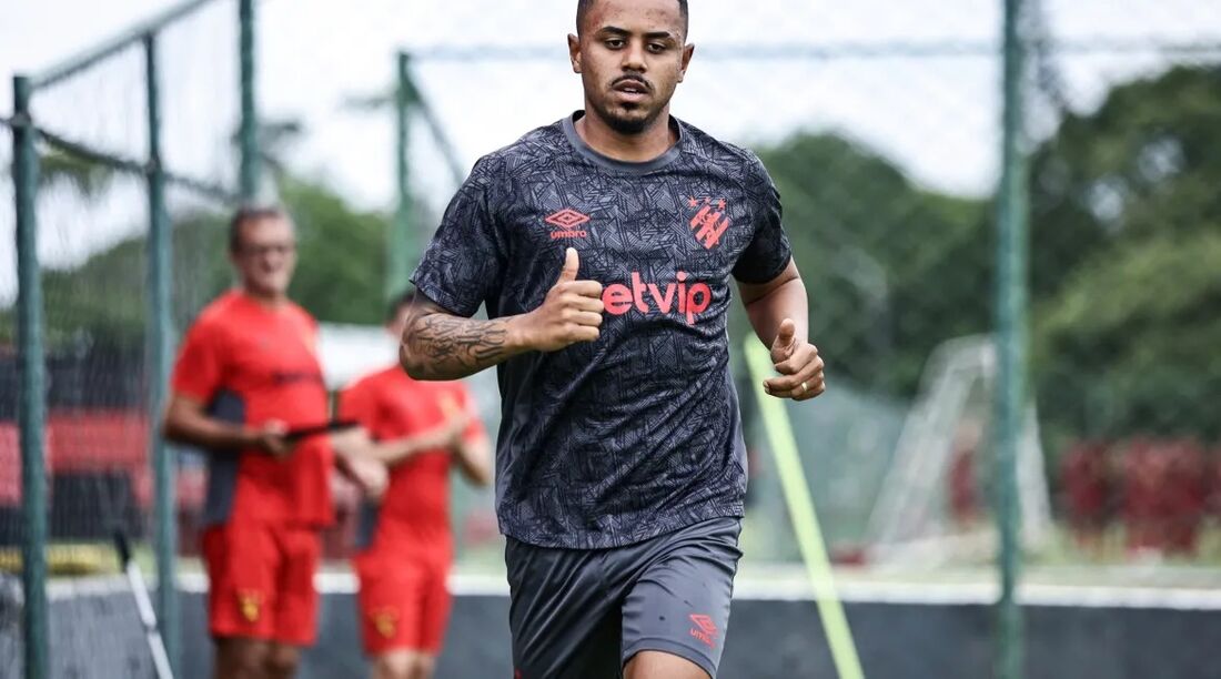 Vinícius Faria durante treino pelo Sport