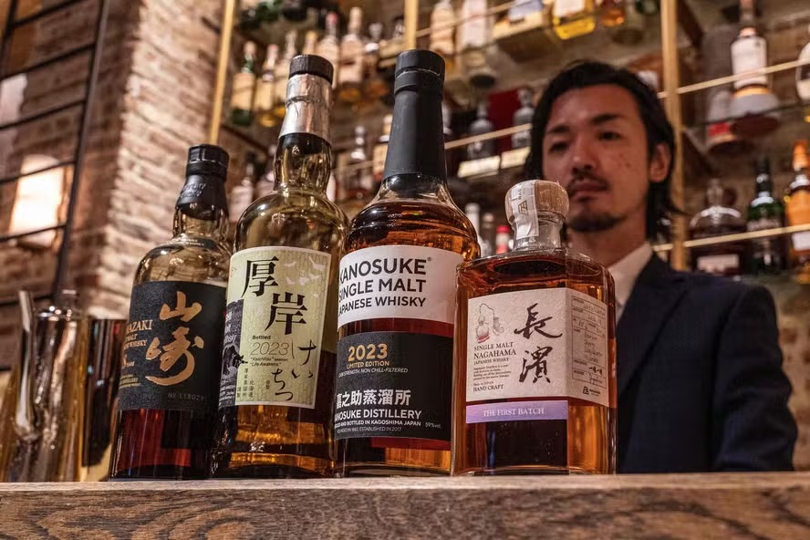 O gerente da Tokyo Whiskey Library, Junpei Kusunoki, exibe vários uísques japoneses no bar do Minami Aoyama, em Tóquio