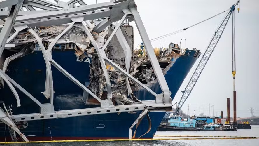 Autoridades criam corredor temporário de navegação entre destroços da ponte de Baltimore, nos EUA 