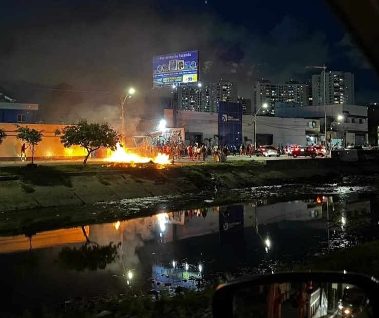 Manifestação restringe o fluxo de veículos no local