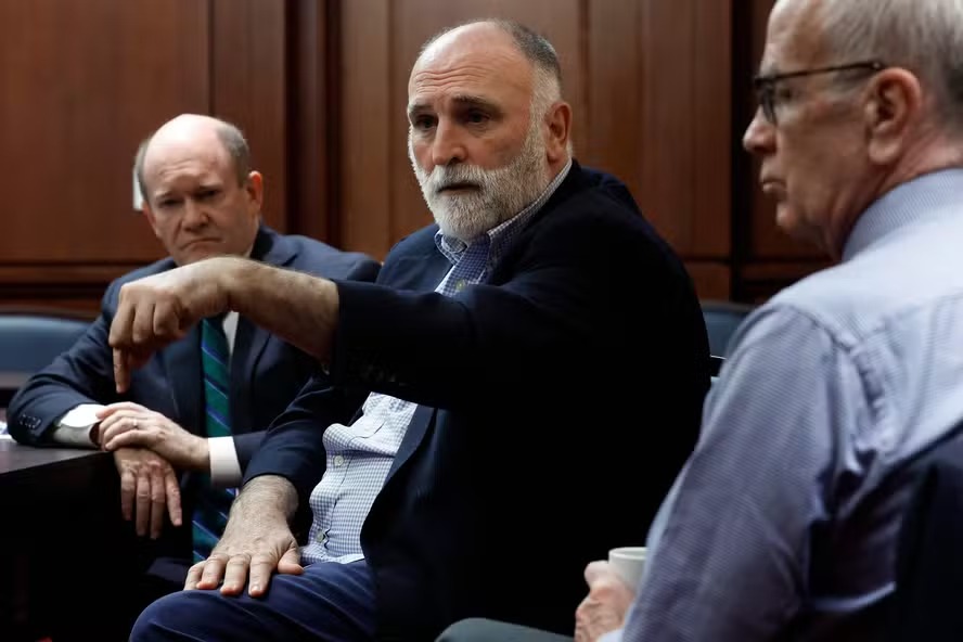 O chef José Andrés (ao centro), durante uma reunião com os senadores Chris Coons e Peter Welch para discutir o envio de ajuda humanitária para Gaza, no Capitólio dos EUA 