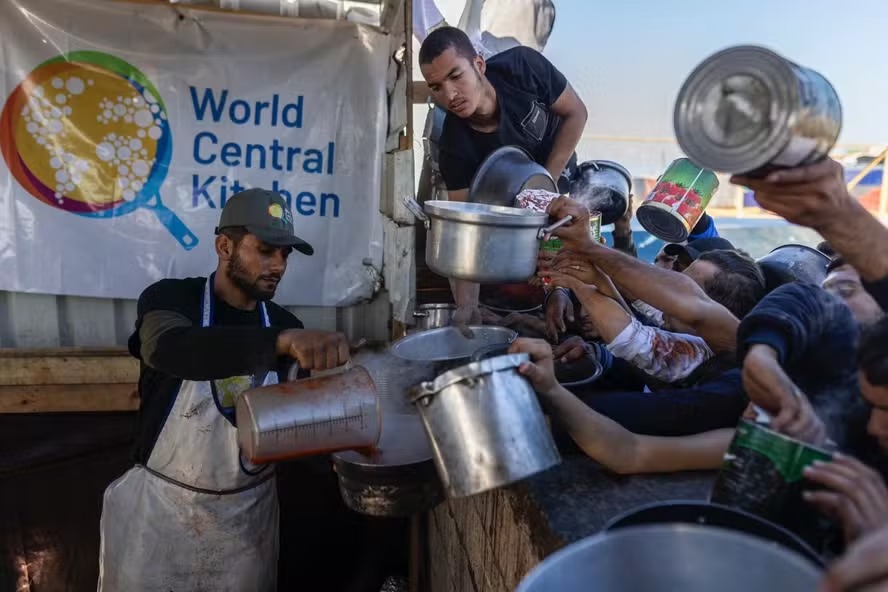 Voluntários do grupo World Central Kitchen na Faixa de Gaza 