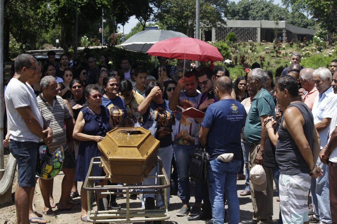 Sepultamento aconteceu nesta terça-feira (2)