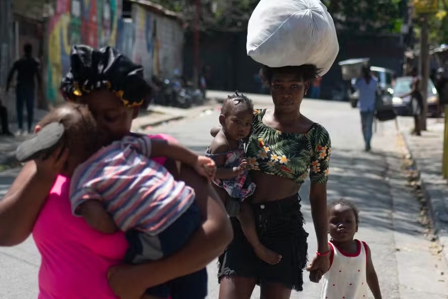 Moradores deixam suas casas enquanto a violência das gangues aumenta em Porto Príncipe, Haiti