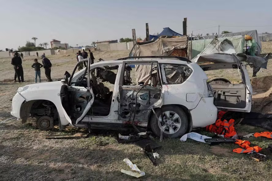 Carcaça do carro usado pelo grupo humanitário World Central Kitchen, atingido por ataque mortal de Israel em Gaza 