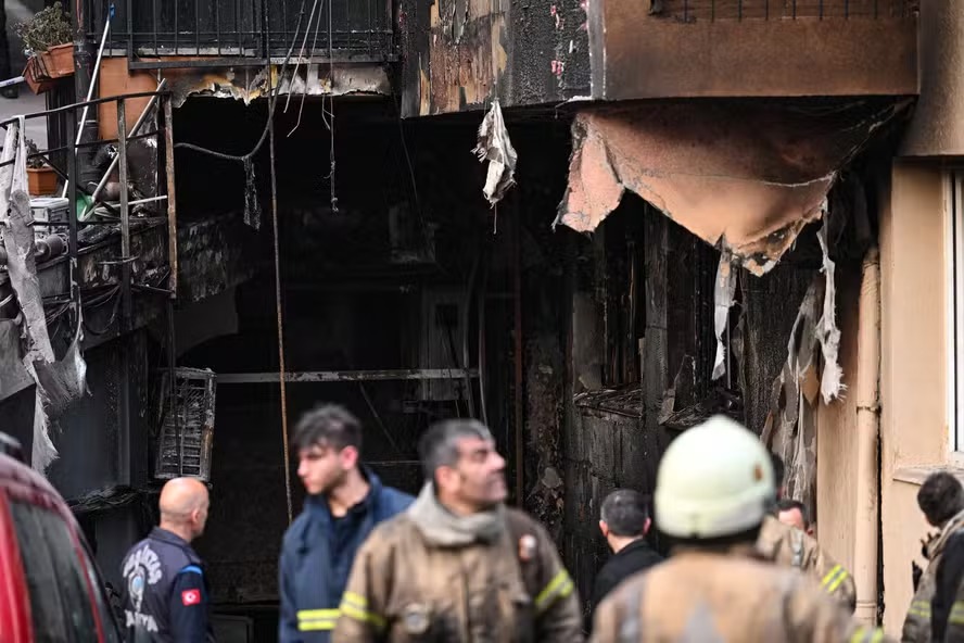 Um incêndio matou pelo menos 29 pessoas num edifício residencial de 16 andares em Istambul, no dia 2 de abril, disse o governador da capital económica da Turquia, atualizando o número anterior de 15 mortos e oito feridos 