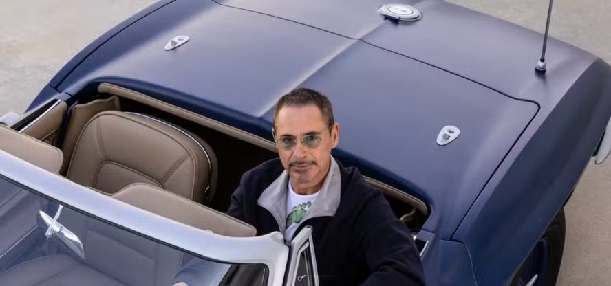 O ator Robert Downey Jr. é fã de automóveis e tecnologia, além de se mostrar preocupado com as questões relacionadas ao meio ambiente 