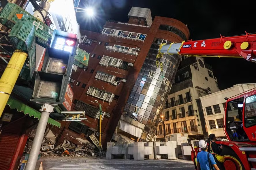 Imagem mostra o edifício Uranus danificado em Hualien, depois que um grande terremoto atingiu o leste de Taiwan 