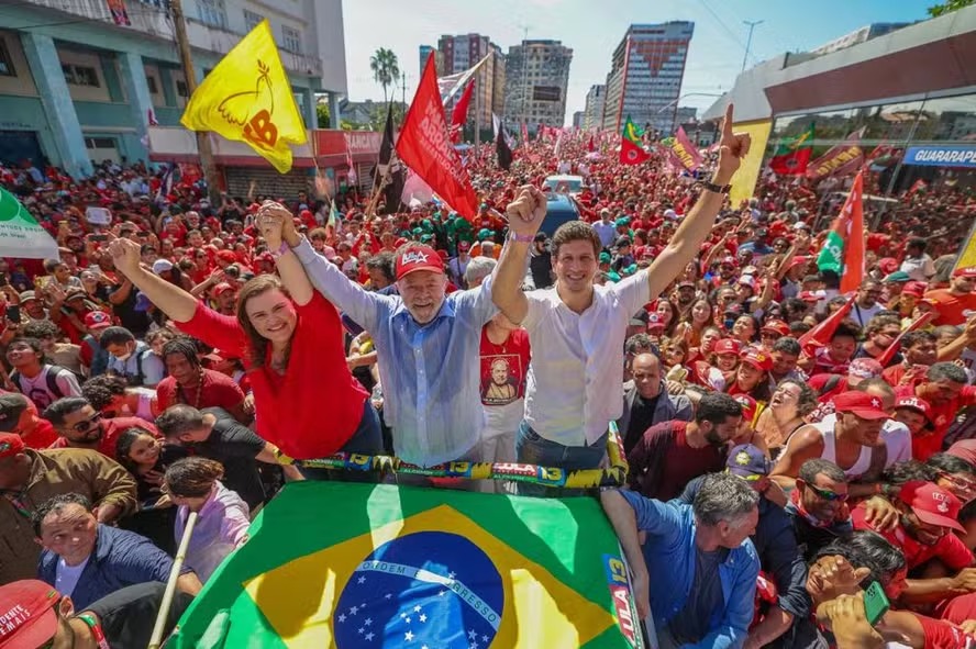 Lula em carro aberto entre Marília Arraes e João Campos 