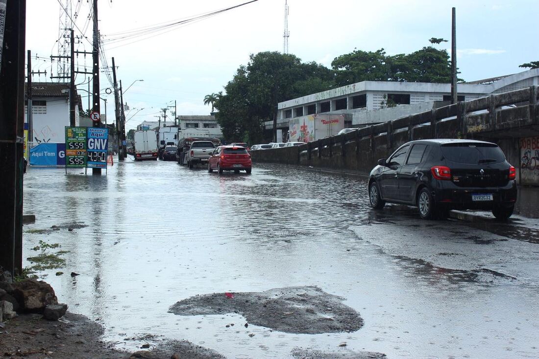 Alagamentos na Rua Imperial e na Av. Sul nessa quinta feira de chuvas no Recife