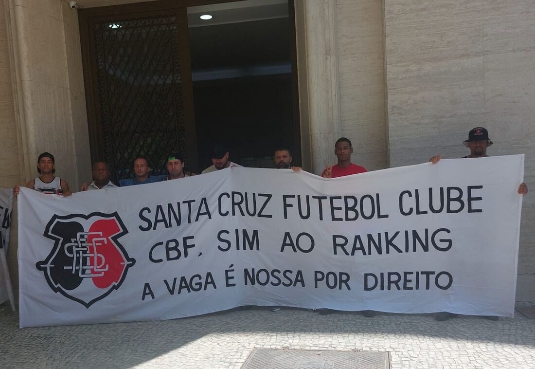 Torcedores do Santa Cruz em frente ao STJD