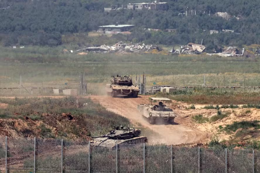 Veiculos militares israelenses trafegam por área próxima à divisa com a Faixa de Gaza 