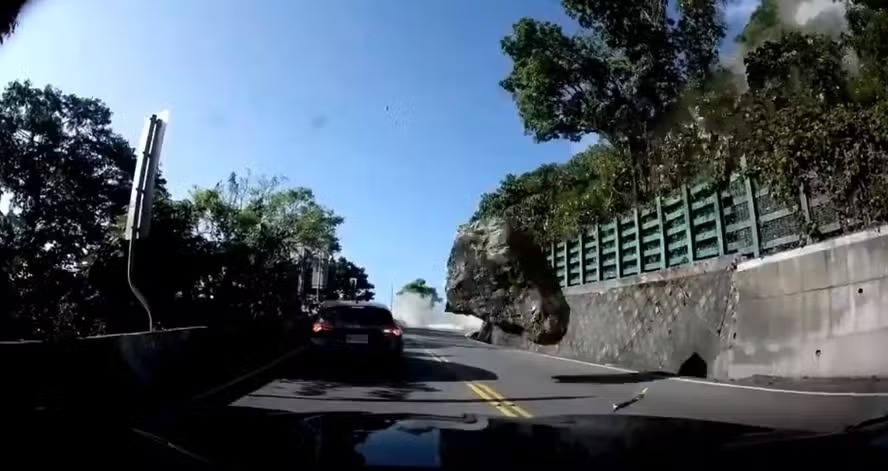 Vídeo mostra carro escapando de ré de deslizamento de pedras em Taiwan após terremoto 