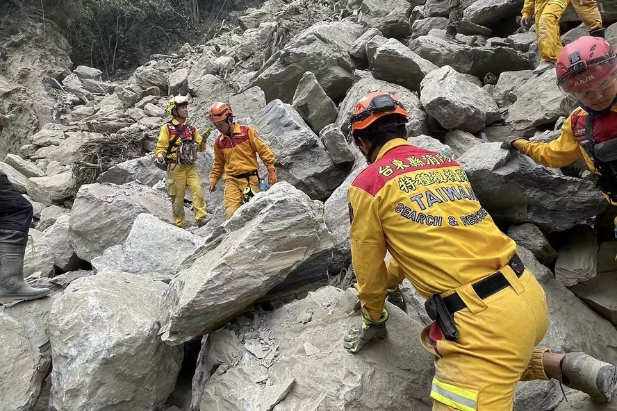 Socorristas de Taiwan libertam nove de caverna após terremoto 