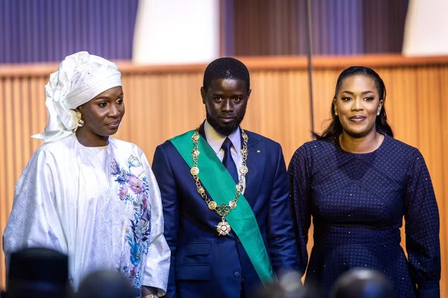 Novo presidente de Senegal, Bassirou Diomaye (ao centro) tem duas mulheres: Marie Khone (à esquerda) e Mia Guisse (à direita) 