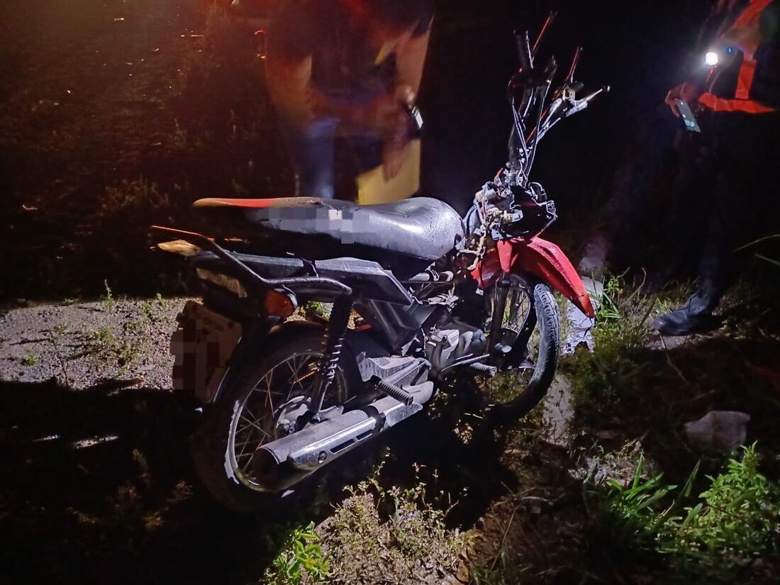 Moto em que o casal estava com o filho no momento do acidente