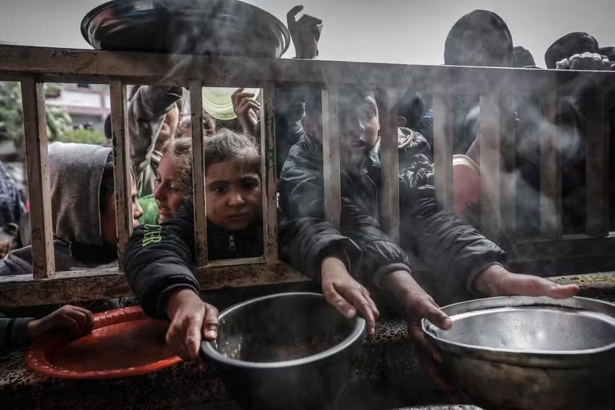 Fila para comida em Gaza