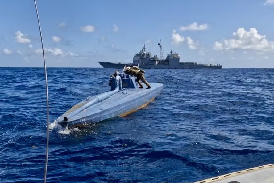 Navio de guerra interceptou narcossubmarino na costa da Guiana 