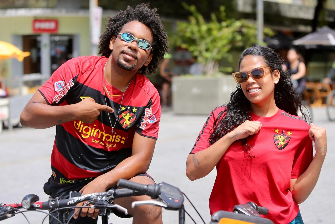 Torcedores do Sport durante o domingo nas ruas do Marco Zero do Recife