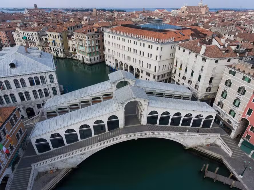 Vista aérea da Ponte Rialto, um dos cartões-postais mais conhecidos de Veneza, completamente vazia durante a quarentena 