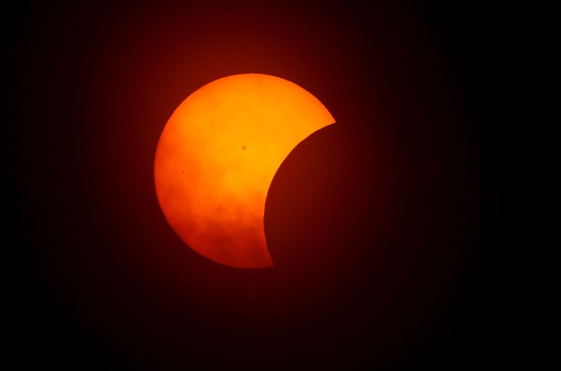 Eclipse solar na tarde desta segunda-feira (8)