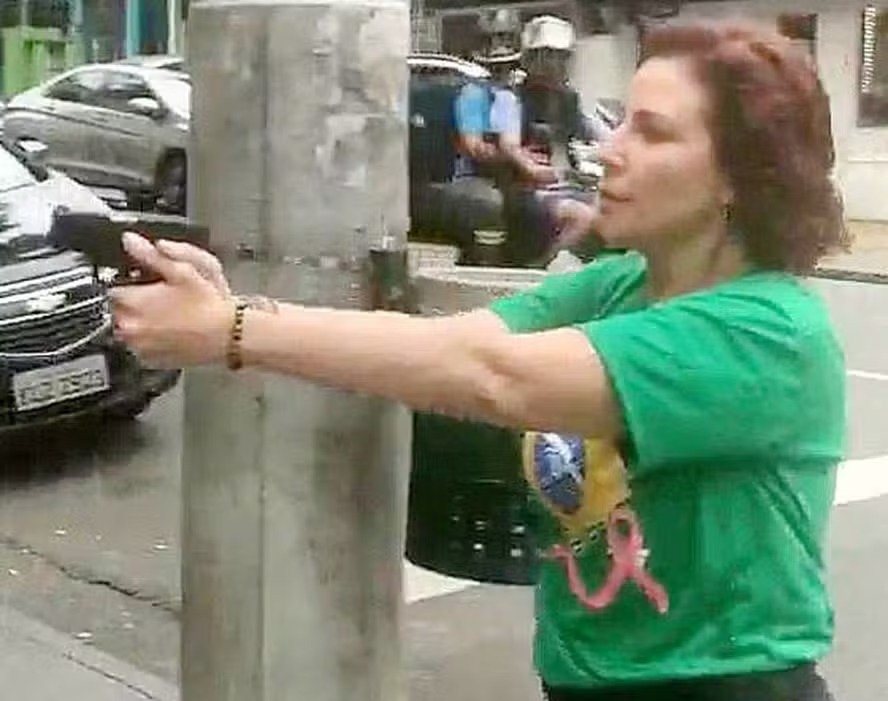 Carla Zambelli aponta arma para manifestante 