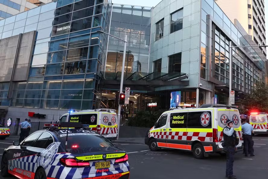 A polícia isolou o shopping Westfield Bondi Junction após um incidente de esfaqueamento em Sydney 