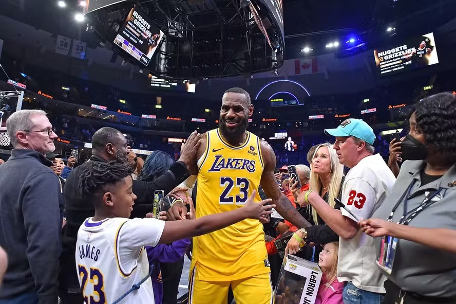 LeBron James ovacionado pelos fãs após o jogo entre Los Angeles Lakers e Menphis Grizzlies 