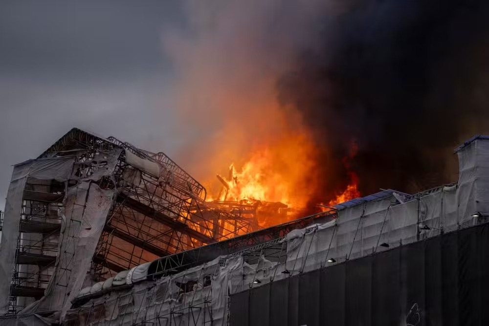 Grande incêndio atinge edifício da Bolsa de Copenhague e torre histórica desaba, na Dinamarca 