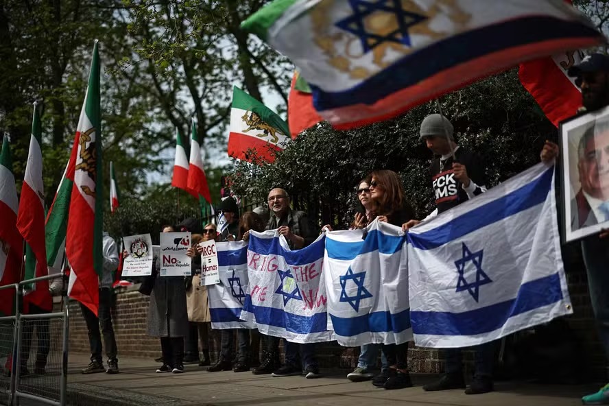 Uma manifestação anti-iraniana é realizada em frente à Embaixada do Irã em Londres, em 14 de abril de 2024