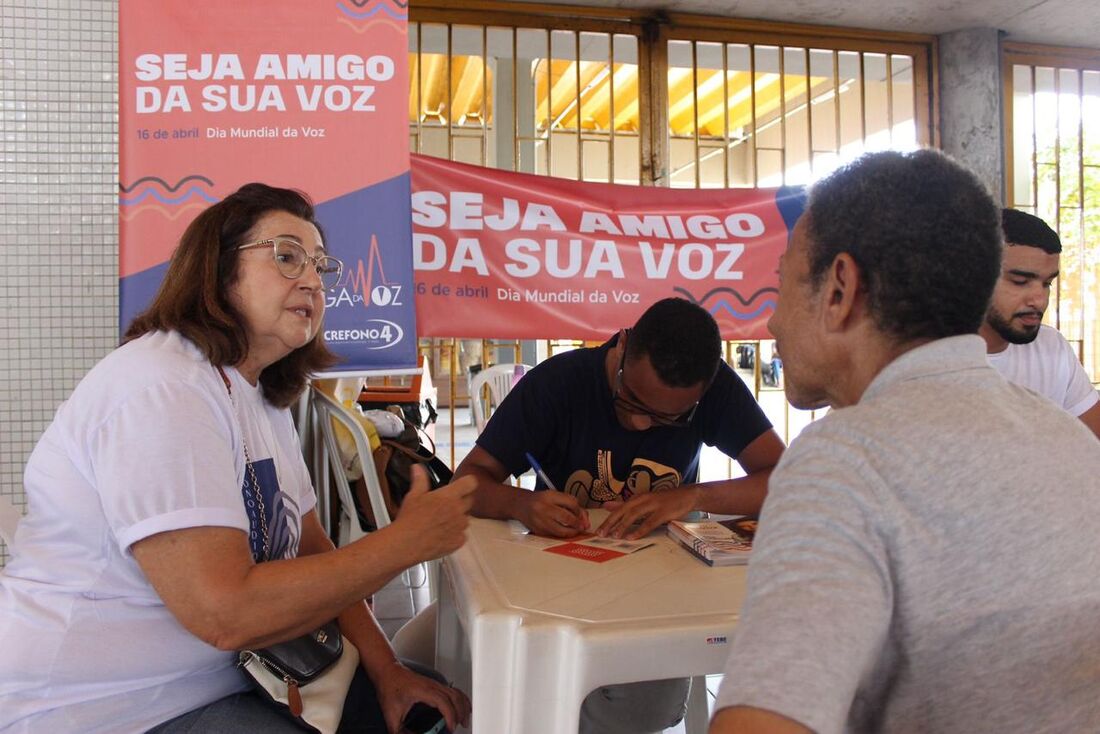 Campanha do Dia Mundial da Voz realizada pelo Crefono na Estação Central do Recife