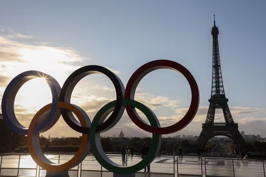 Os anéis olímpicos em frente à Torre Eiffel: Paris está a 100 dias de receber os Jogos Olímpicos 