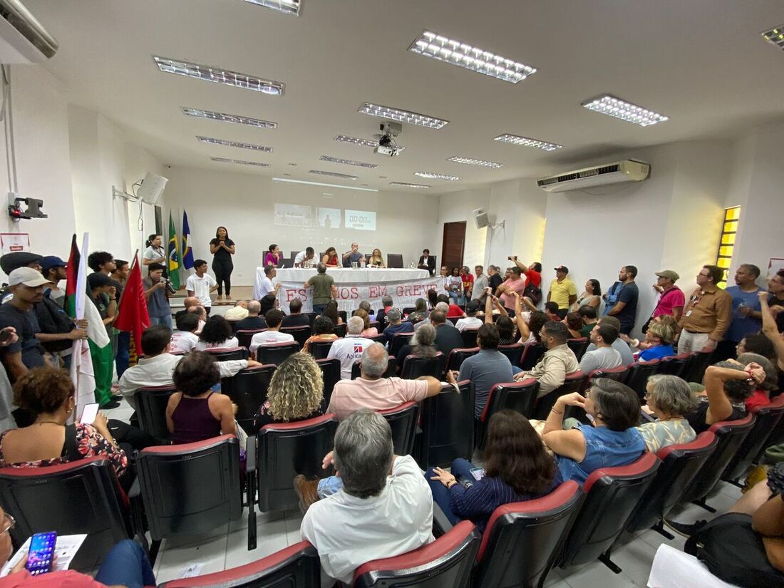 Assembleia na UFPE que decretou estado de greve