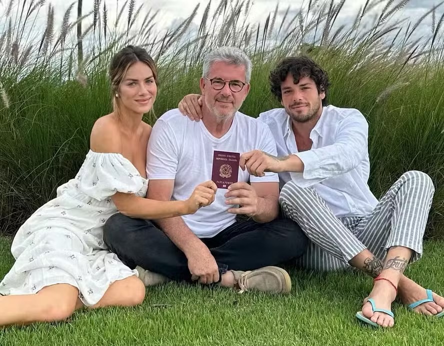 Giovanna Ewbank celebra a cidadania italiana com pai e irmão 