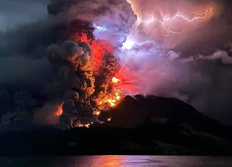 Erupção de vulcão faz Indonésia elevar grau de perigo e emitir alerta de tsunami 