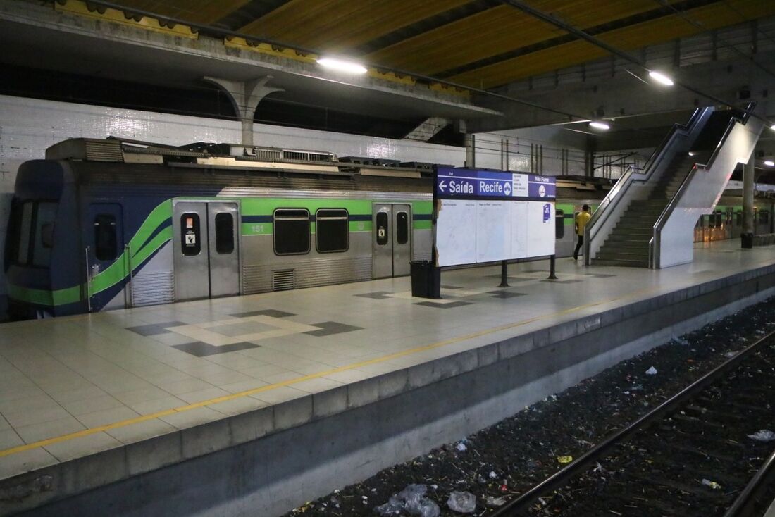 A Linha Centro do metrô do Recife está paralisada na manhã desta segunda-feira (5)