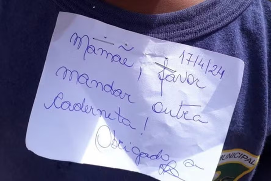 Professora é afastada após grampear bilhete em uniforme de criança de 5 anos no RJ 