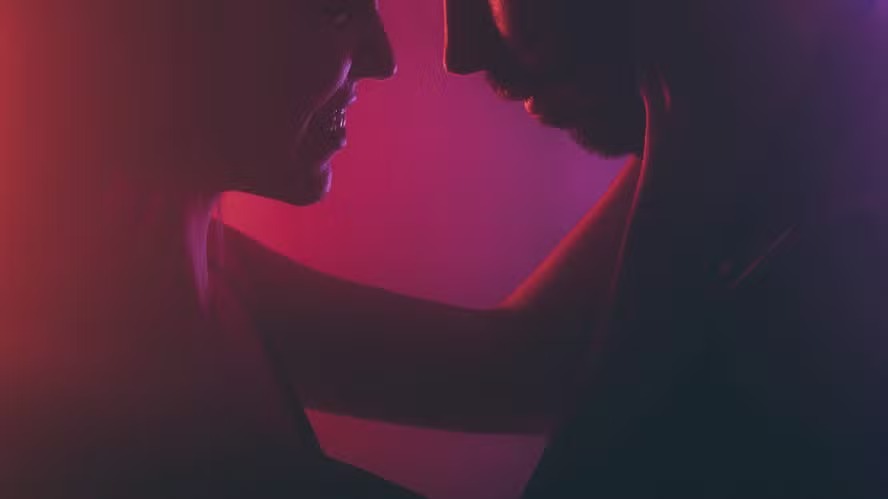 Mudanças drásticas de comportamento e irritabilidade diante de surpresas podem representar indícios de que você está sendo traído, segundo o especialista