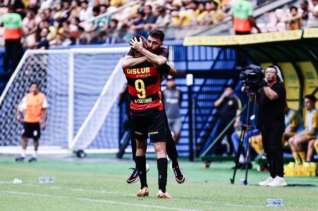 Mariano Soso comemora junto a Gustavo Coutinho 