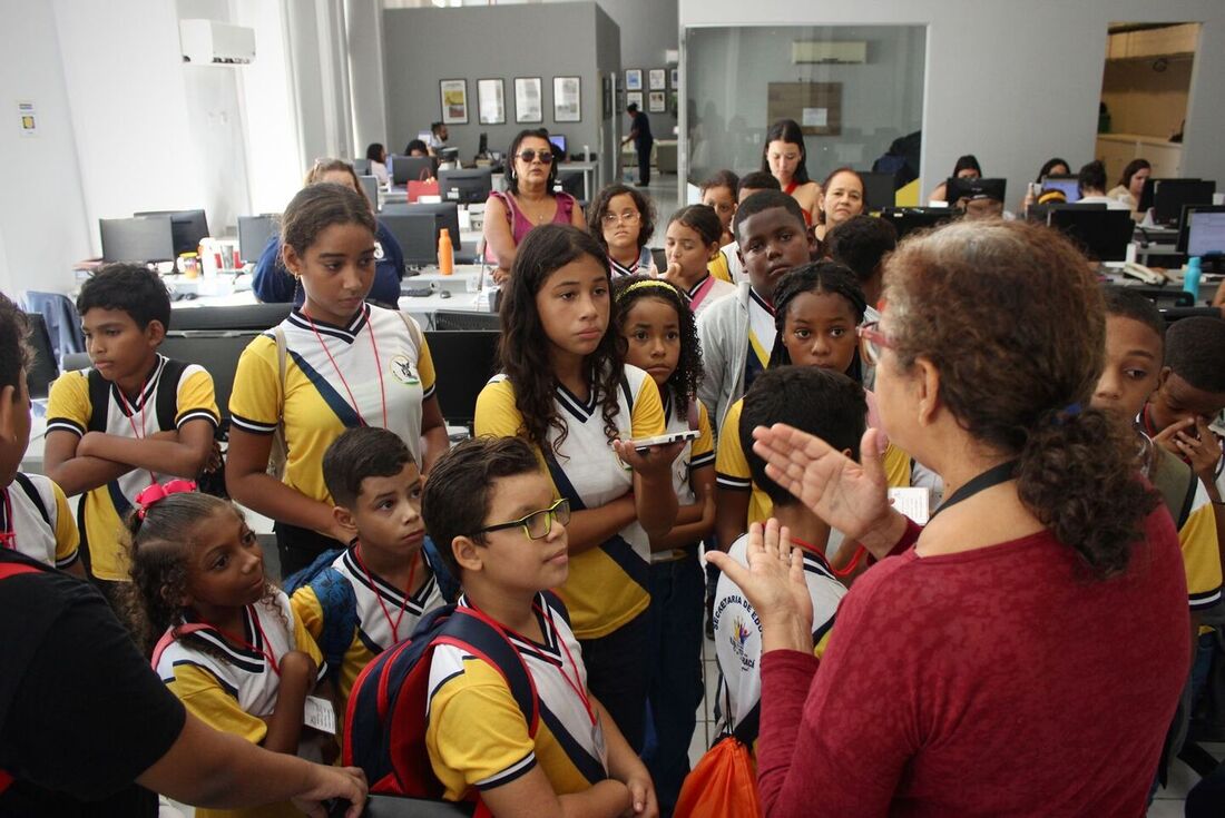 Escola Municipal Dulce da Costa Lima realiza visita à Folha de Pernambuco