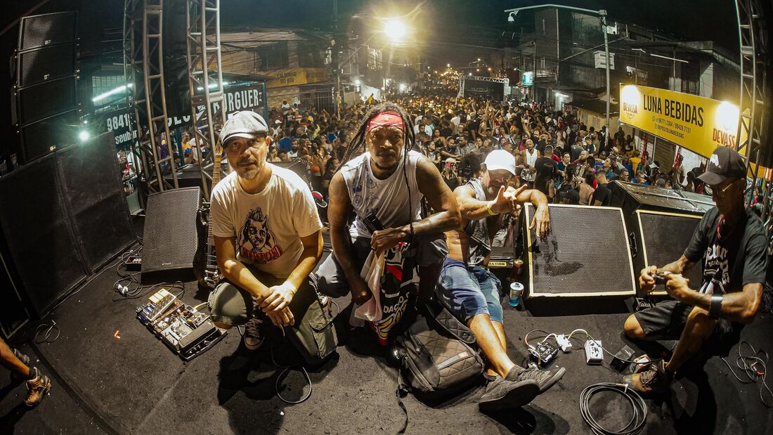 Cannibal (voz e baixo), Neilton Carvalho (guitarra) e Celo Brown (bateria) formam uma das mais icônicas bandas da cena alternativa do Recife desde o final da década de 1980