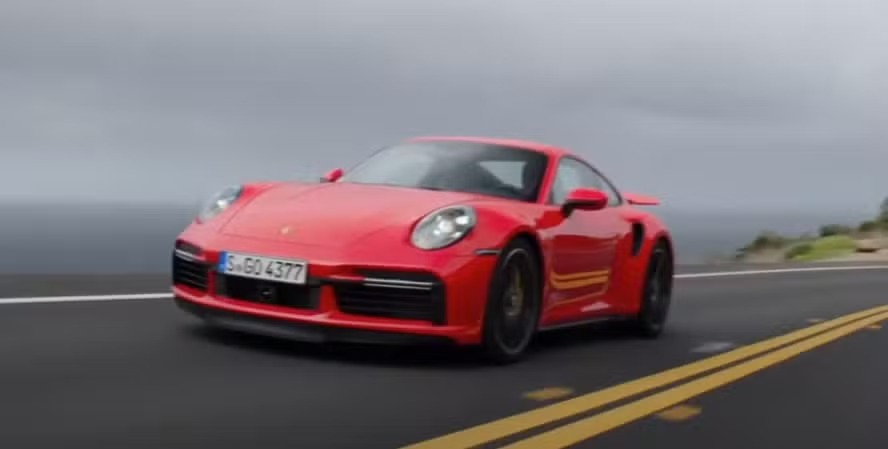 Porsche 911 eFuel acelerando em uma estrada europeia 