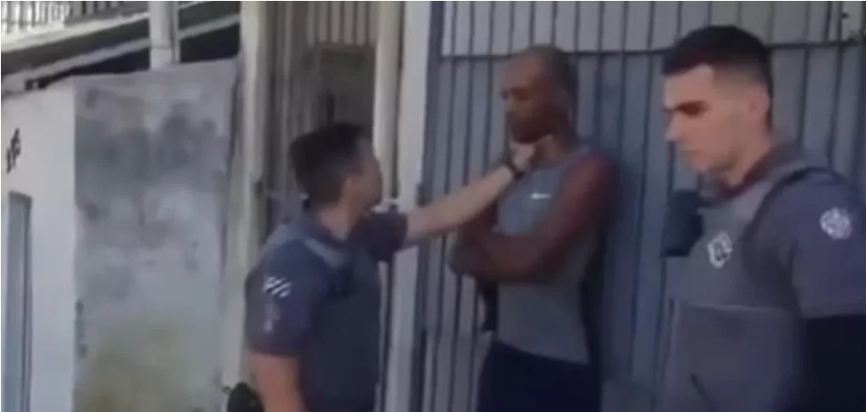 Homem negro é agredido por policiais militares em São Paulo. Fato está registrado em vídeo que circula pelas redes sociais