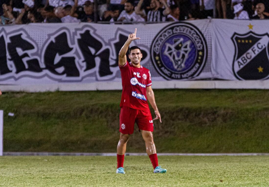 Thiago Lopes comemora primeiro gol pelo Náutico