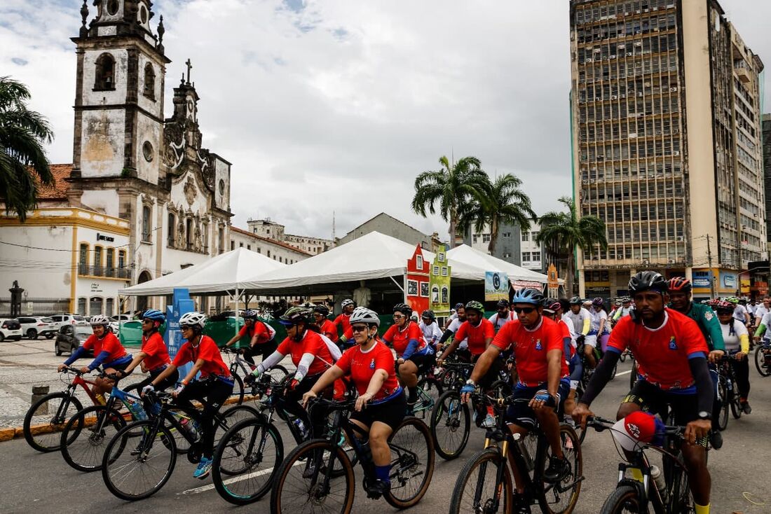 Ciclistas percorreram vários pontos históricos do Centro neste domingo (28)