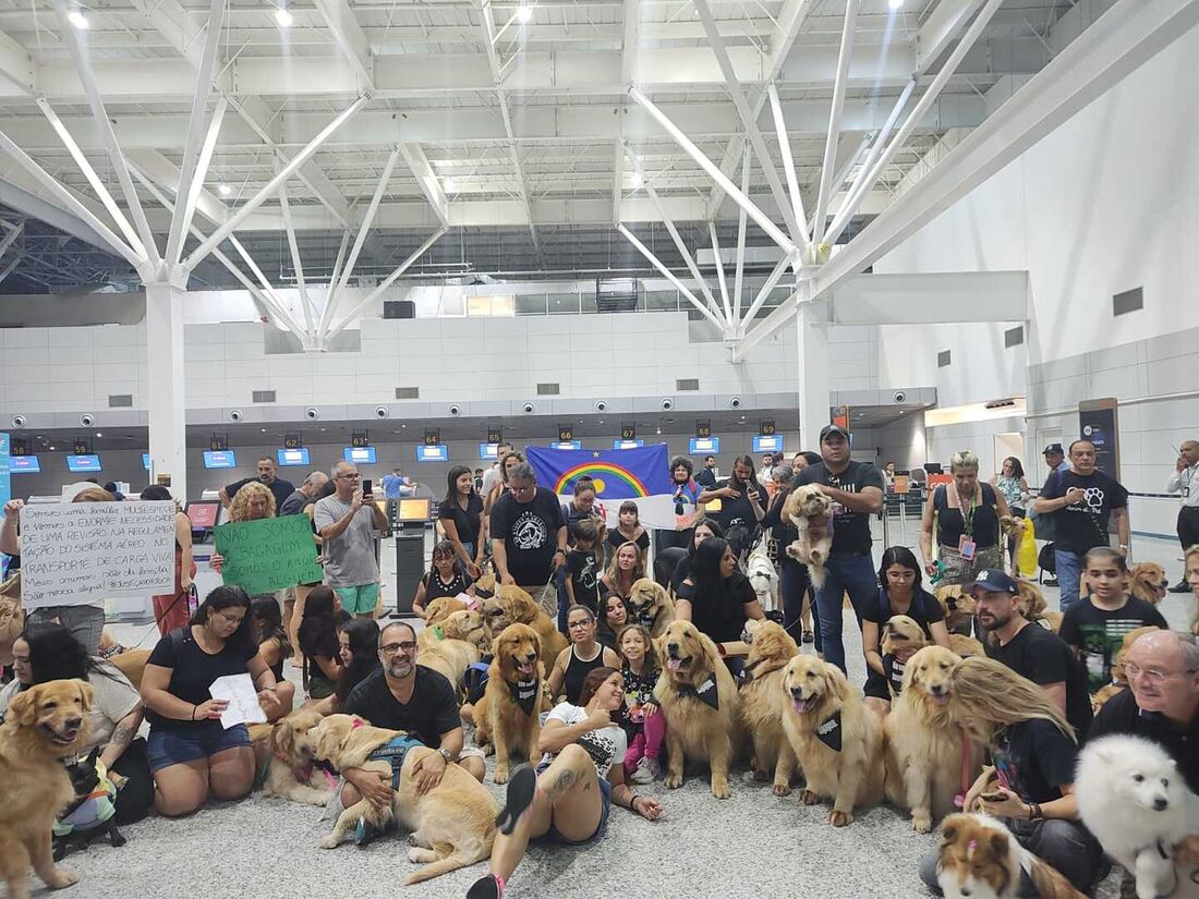 Tutores realizam protesto pacífico no Aeroporto do Recife por justiça pela morte do cachorro Joca