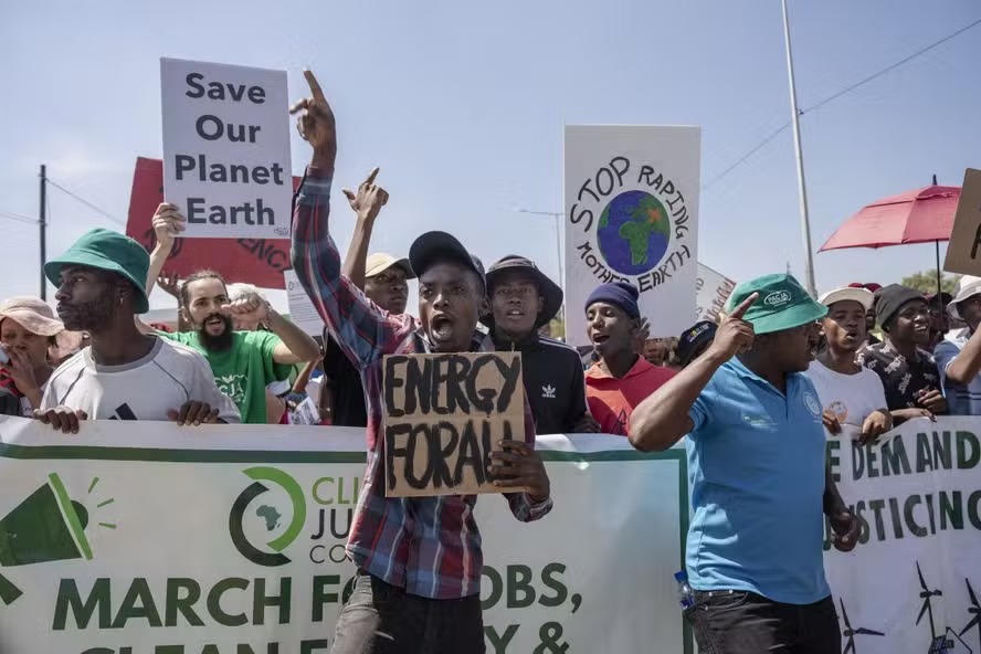 Grupo de ativistas ambientais protesta contra empresa estatal de energia em Soweto, na África do Sul 